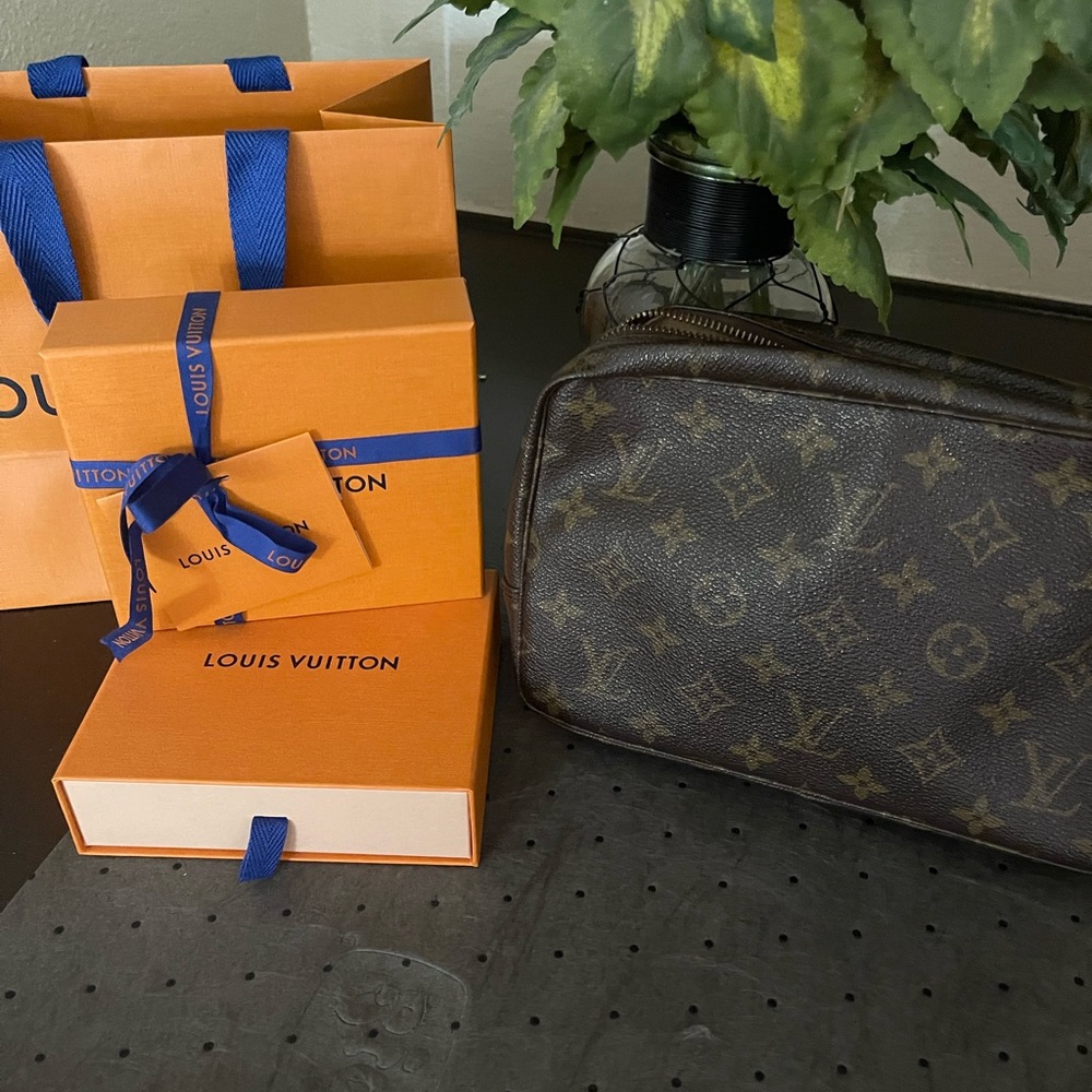Louis Vuitton Brown Toiletry Bag with Monogram Pattern - Picture 7 of 9